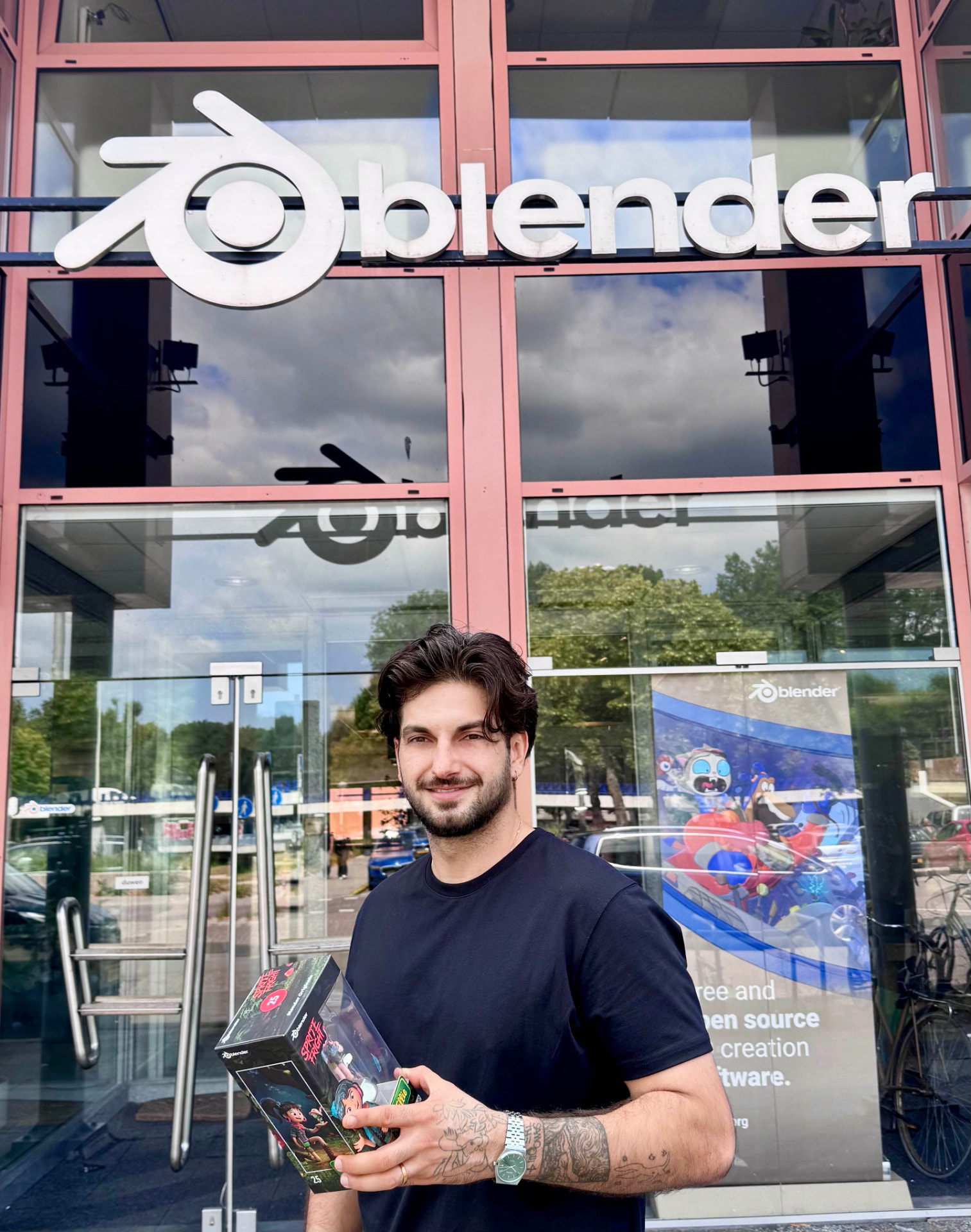 Timothée devant le Blender Institute, avec la figurine Sprite Fright